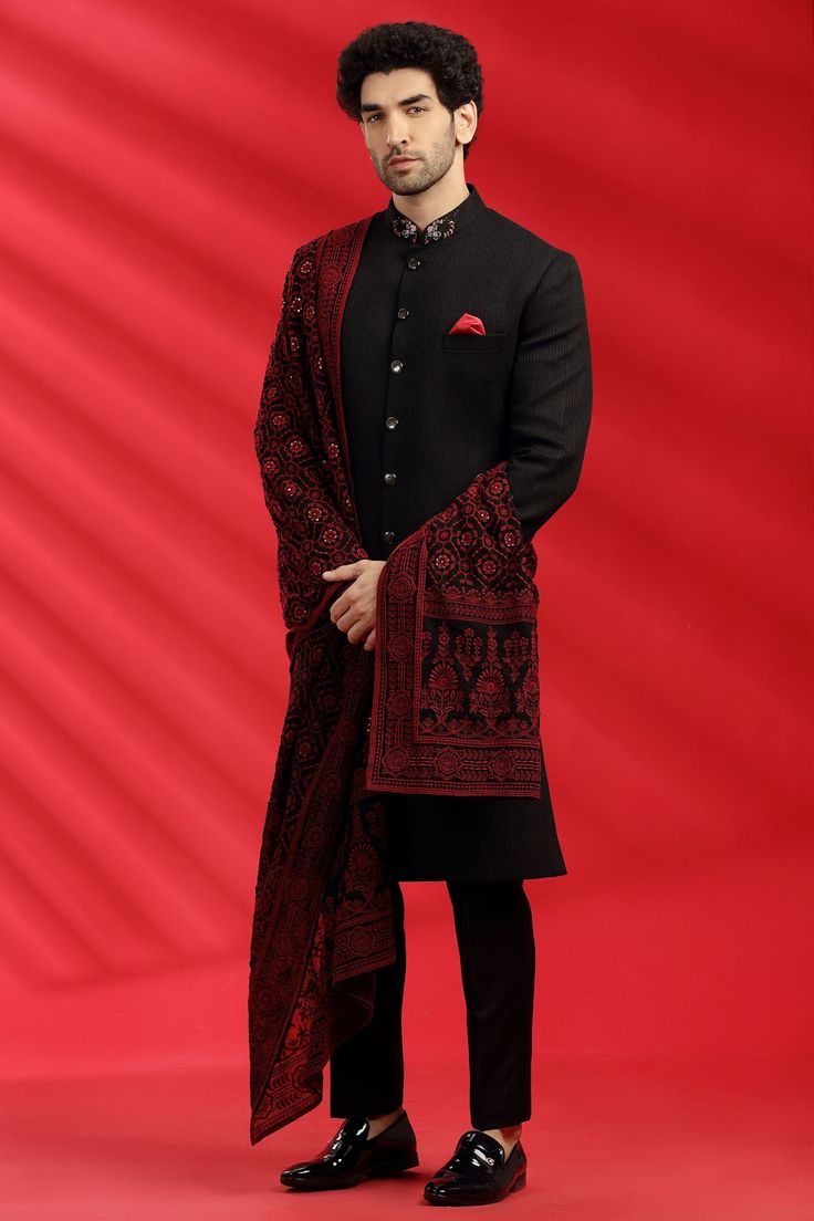 Sherwani Designs For Indian Grooms Dark Sherwani Groom, Black Sherwani Men, Sherwani Groom Wedding Royals, Black Kurta Men, Sherwani For Men Wedding Royals, Indowestern Outfits For Men, Western Outfits For Men, Achkan For Men, Indo Western Outfits For Men