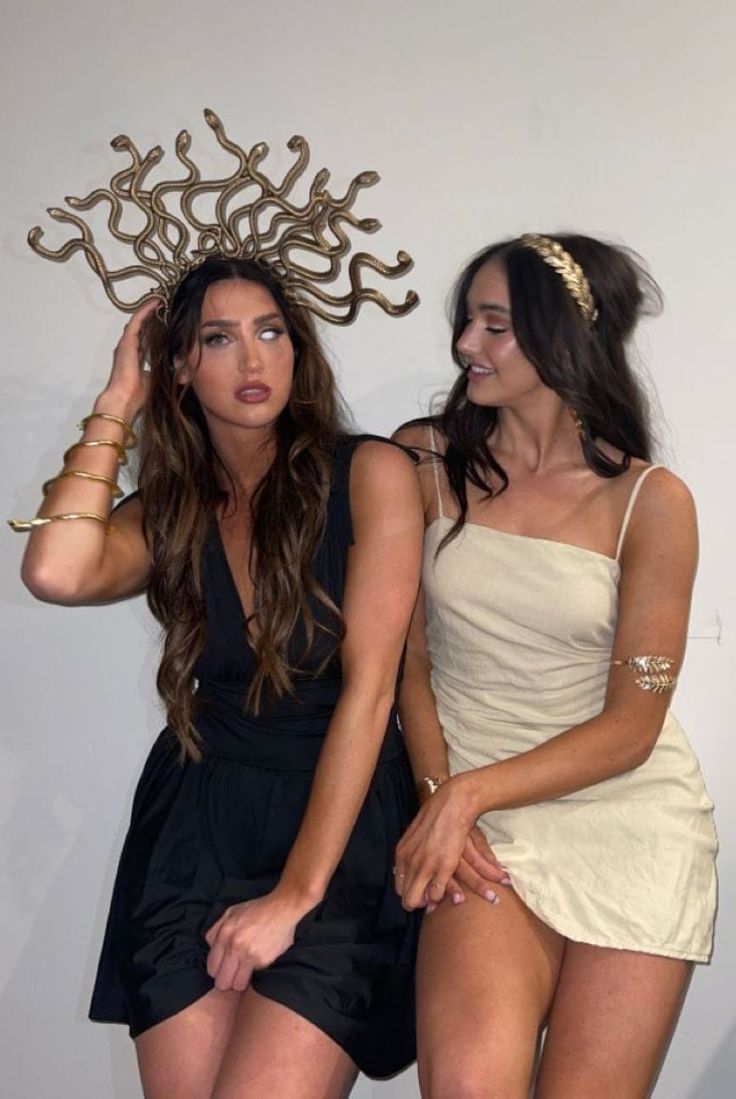 goddess halloween costume idea - Medusa and Athena Greek Goddess Halloween Costume! 2 person costume ideas for girl best friends, easy costume ideas for women, college girl halloweekend costume #duocostumes #bffcostumeideas Duo Halloween Costumes Greek Goddess, Goddess Duo Costume, Hallowrrn Costumes For 2, Athena And Aphrodite Costume, Medusa And Cleopatra Halloween, Medusa Duo Costume, Halloween Costumes Brown And Blonde Hair, Halloween Costumes Percy Jackson, Greek Goodness Costume Halloween