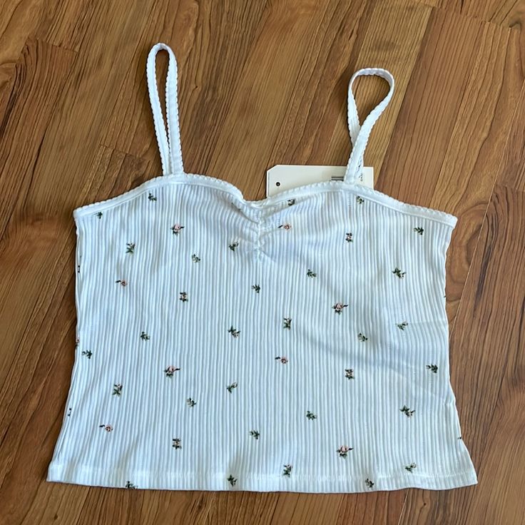 Women's Levi's Stellar Crop Top Cami Tank Top White Floral Size Large White Floral Print Camisole Crop Top, Levi's Fitted Summer Tops, Fitted Levi's Cotton Top, Trendy Levi's Summer Tops, Summer Trendy Levi's Tops, Fitted Levi's Tops For Summer, White Crop Top Camisole For Spring, Cute White Spring Camisole, Levi's Cotton Tops For Spring