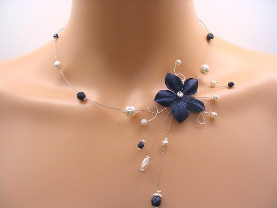 Fancy necklace for French-made wedding.This navy and light ivory necklace is made with a navy blue silk flower and navy blue and ivory glass beads.Length: 42 cm adjustable up to 45 cm (other size to specify in the comments box of your basket)Diameter of the flower: 3,5 cmManufacture of this necklace within 5 working daysCareful shipping with tracking number for all destinationsThis necklace can be worn with the earrings found here:https://www.etsy.com/fr/listing/686299069/boucles-doreilles-maria Elegant Blue Flower Necklace, Blue Flower Necklace For Wedding, Ivory Necklace, Blue Pearls, Pearl Jewelry Wedding, Fancy Necklace, Fancy Earrings, Light Ivory, Ivory Flowers