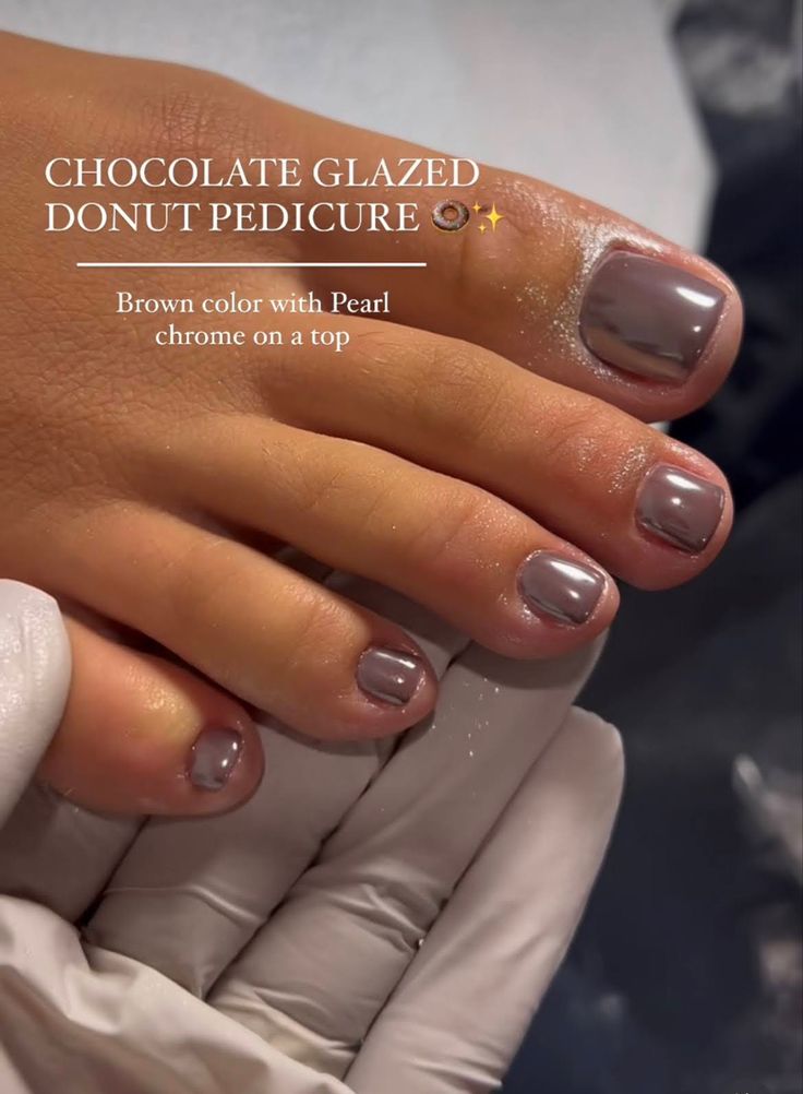 Chocolate Brown Pedicure, Taupe Pedicure, Pink Chrome Pedicure, Elegant Pedicure Classy, Brown Toe Nail Polish, Chrome Toes Pedicure, Fall Toe Colors, Pedicure Ideas Fall 2024, November Pedicure Ideas