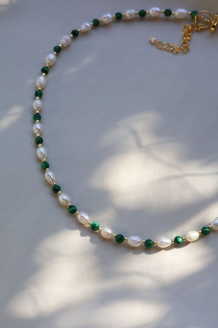 Green Beeds Jewelery, Ideas For Necklaces With Beads, Pearl Necklace Inspiration, Diy Necleses, Beaded Jewelry Pearl, Simple Bead Necklace Ideas, Homemade Necklaces Ideas, Trendy Beaded Jewelry 2023, Pearl Jewelry Handmade