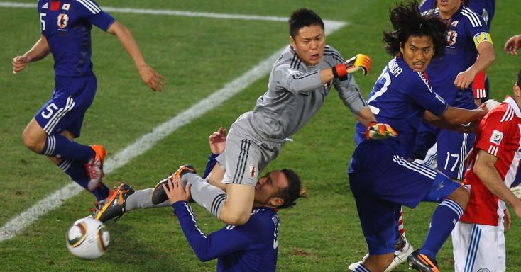 Olhe a posição do goleiro. Agora olhe a posição de Túlio Tanaka. Agora, veja onde está a jabulani. Alguém acredita que eles estavam realmente tentando tirar a bola da área?