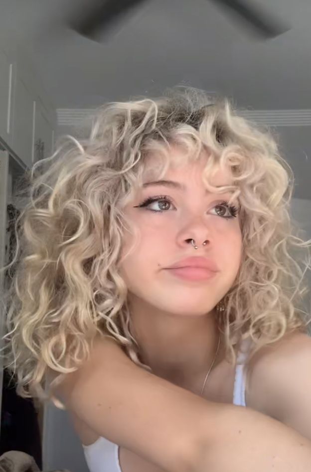 Blond Permed Hair Short, Blond Curly Hair Aesthetic, Blonde Curly Hair Face Claim, Perm Ideas For Short Hair, Face Claims Curly Hair, Shaggy Curly Hair Mid Length, Blonde Curly Hair Women, Growing Out Short Curly Hair, Permed Hair With Bangs