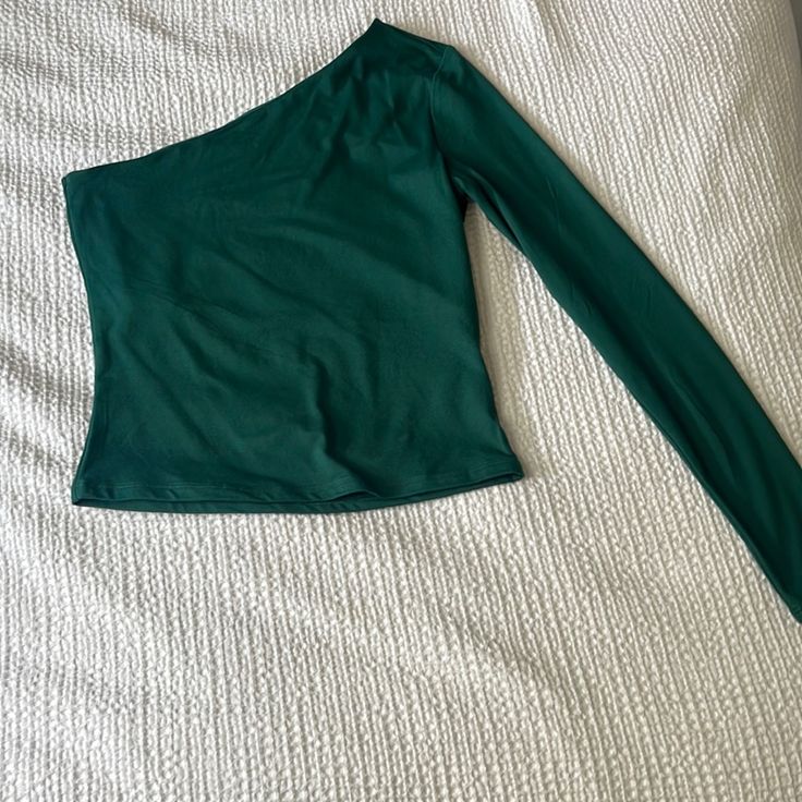 Brand New Never Worn H&m Green Tops For Spring, Chic Green H&m Top, H&m Green Tops For Fall, H&m Casual Party Tops, Casual Party Tops From H&m, Trendy H&m Party Tops, Casual Party Tops By H&m, Off Shoulder Top, Off Shoulder Tops