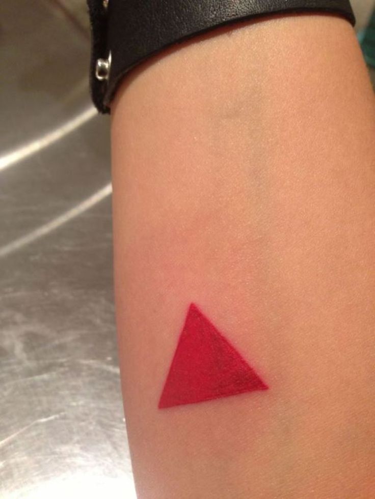 a red triangle tattoo on the back of a woman's leg