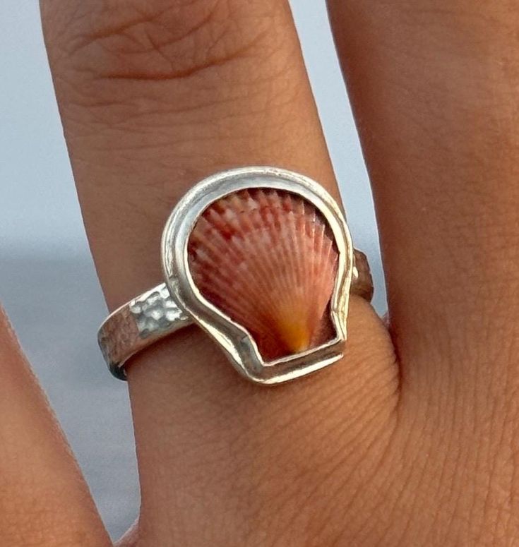 Seashell ring with a shell picked at Barcelona beach. Made by hand in silver 925. The inner diameter of the ring is 17.42mm. Seashell Ring, Barcelona Beach, Silversmithing Jewelry, Dope Jewelry, Funky Jewelry, Jewelry Lookbook, Jewelry Inspo, Beach Jewelry, Pretty Jewellery