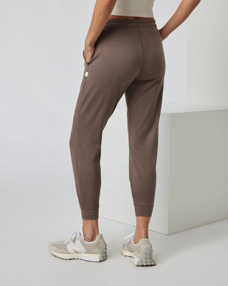 Meet the pants you'll never want to take off. The Performance Joggers have a slim but relaxed fit with a slightly cropped leg, side pockets and our signature drawstring. Designed with our softest premium DreamKnit™ stretch fabric, they’re your new go-to. | Vuori Performance Jogger Pants | Fossil Heather | XL Vuori makes premium performance apparel inspired by the active Coastal California lifestyle; an integration of fitness, surf, sport, and art. Breaking down the boundaries of traditional acti Coastal California, California Lifestyle, Joggers Womens, Sweatshirt Shirt, Performance Outfit, Skirt Leggings, Shopping Trip, Jogger Pants, Short Tops