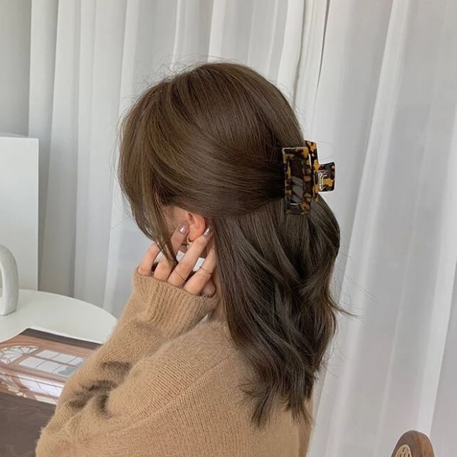 Brown Hair Claw Clip Aesthetic, Styling Long Bob, Brown Hair Inspo, Aesthetic Hair, Hair Claw, Hair Day, Barrettes, Pretty Hairstyles, Lany