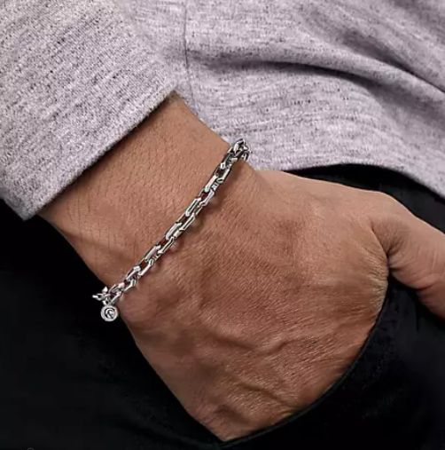 Looking for a subtle everyday accessory? This 925 sterling silver bracelet is a minimal, masculine piece. The elongated chain links feature a modern angular shape. It makes a perfect complement to your casual look. Everyday Silver Link Chain Bracelet, Sterling Silver Bracelet With Silver Chain For Everyday Wear, Modern Polished Chain Link Bracelet, Modern Silver Chain Bracelet With Rectangular Links, Silver Chain Bracelet With Rectangular Links For Everyday, Classic Sterling Silver Bracelet With Cable Chain For Everyday, Classic Silver Cable Chain Bracelet, Classic Sterling Silver Cable Chain Bracelet For Everyday, Sterling Silver Minimalist Bracelet With Polished Finish