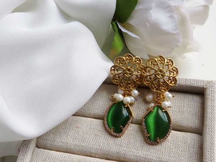 Baroque earrings made of: - Baroque pearls (6 mm), white color; - Geometric Chrysoberyl stones (20 mm x 15 mm), green color; - Brass filigree earrings, round shape Lenght : 4 cm / 1,57 inches * SHIPPING * Your order will be shipped within 1-3 business days from your purchase. You can choose between 2 shipping methods: STANDARD SHIPPING (without tracking) or REGISTERED MAIL (with tracking). Each chapeau atelier jewel is shipped in a gift box. Thank you for your visit. Green Teardrop Pearl Earrings For Wedding, Green Round Pearl Earrings For Formal Occasions, Green Pearl Earrings For Formal Occasions, Elegant Green Pearl Earrings For Festive Occasions, Elegant Green Earrings For Festive Occasions, Elegant Green Bridal Earrings For Festive Occasions, Green Teardrop Clip-on Earrings For Formal Occasions, Green Drop Pearl Earrings For Wedding, Elegant Green Pearl Earrings For Pierced Ears