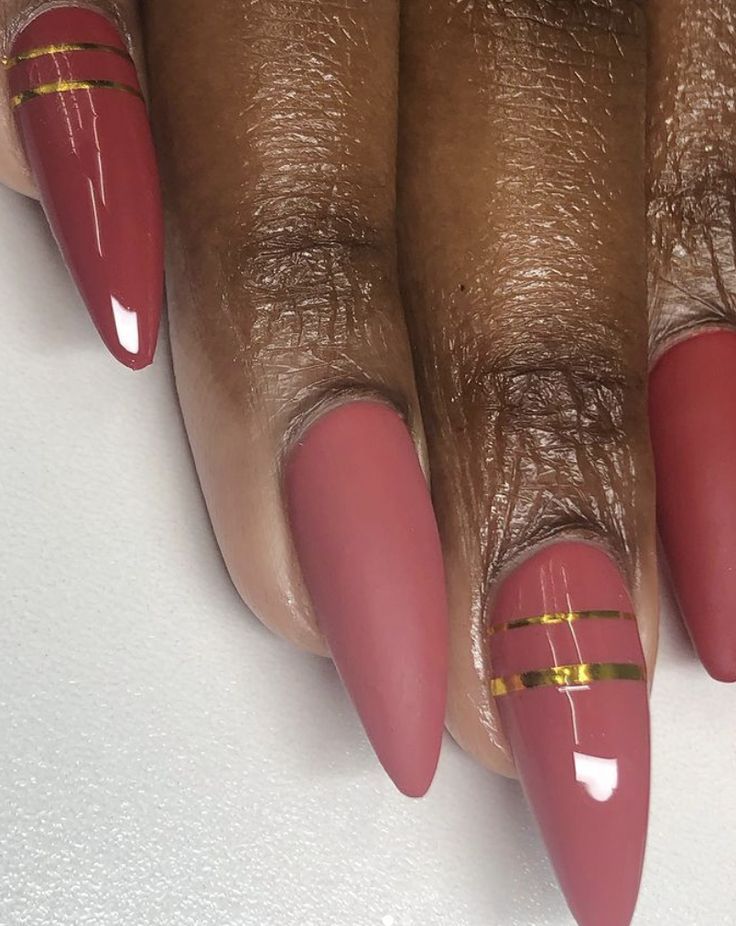 Burgundy White And Gold Nails, Sophisticated Christmas Nails, Red Dip Powder Nails Design, Red And Gold Nail Designs, Nails Aesthetics, Red Matte Nails, Gold Accent Nail, Red And Gold Nails, Gold Nail Designs