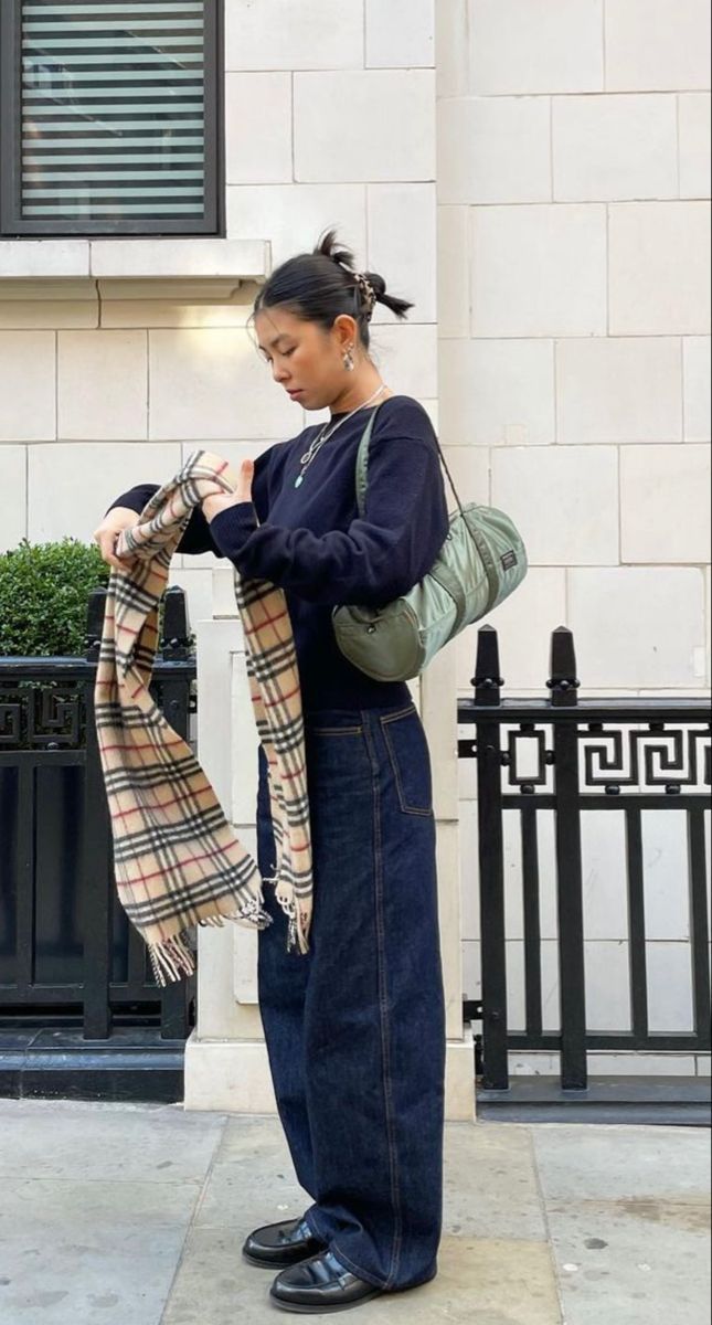 Navy Sweater Outfit Fall, Blue Jeans Outfit Winter, Navy Blue Sweater Outfit, Navy Sweater Outfit, Knitted Jumper Outfit, Plaid Scarf Outfit, Brooklyn Street Style, Dark Blue Jeans Outfit, Blue Sweater Outfit