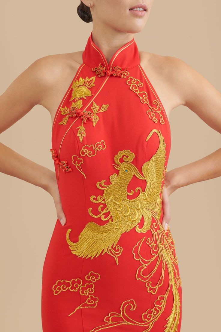 Project your style and glamour with this breathtaking mermaid cheongsam. Celebrate your roots in a Chinese style wedding dress made for the modern bride. Chinese Bridal Dress, Qipao Wedding Dress, Chinese Style Wedding Dress, Beautiful Shoulders, Red Chinese Dress, Cell Project, Vietnamese Wedding Dress, Tea Ceremony Dress, Traditional Qipao