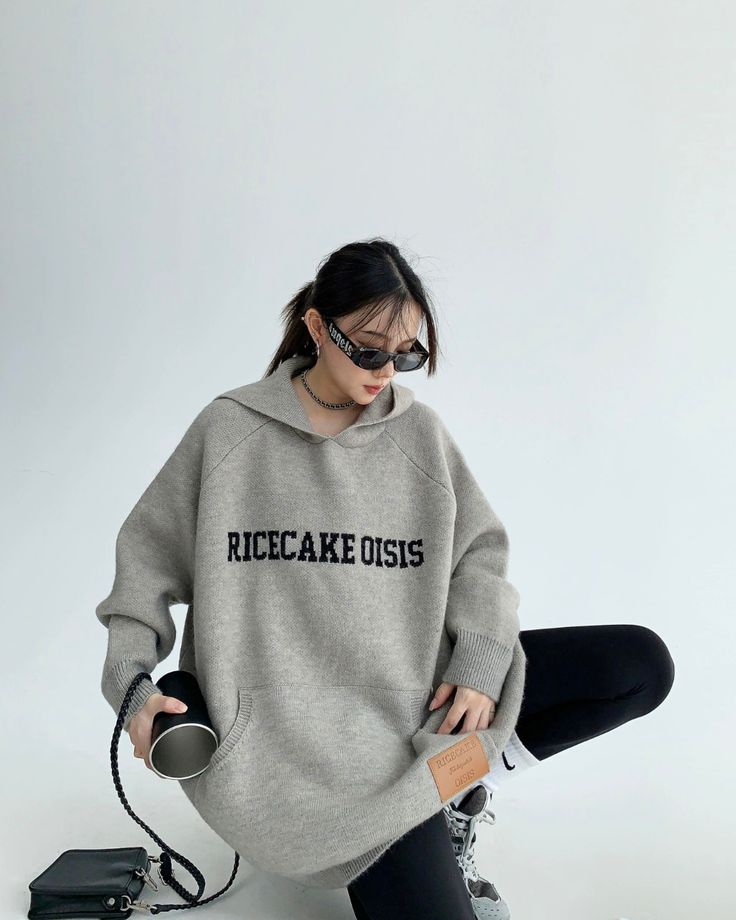 A sweatshirt hoodie that gives you a mature look. 

A one-piece item with a design that is not too casual and can be worn with a wide variety of styles. 

Recommended for a street style look or a mix of neat items. 

◾️Model
Height/Weight: 158cm(62.2in)/45kg(99.2lb)
Try size: L




Cm
(inches)

Length
Chest
Sleeve length


M
68(26.7)
126(49.6)
63(24.8)


L
70(27.5)
130(51.1)
65(25.5)


XL
72(28.3)
134(52.7)
67(26.3)


2XL
74(29.1)
138(54.3)
69(27.1) Casual Logo, One Piece Top, Logo Knit, Knit Hoodie, Street Style Looks, Strike A Pose, Fur Jacket, Sweatshirt Hoodie, Model Height