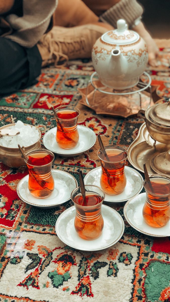 Drink tea in isfahan iran 
Hot drink Persian Tea House, Persian Tea Aesthetic, Persian Party Decorations, Persian Table Setting, Persian Tea Party, Afghan Tea, Iranian Tea, Egyptian Breakfast, Persian Aesthetic