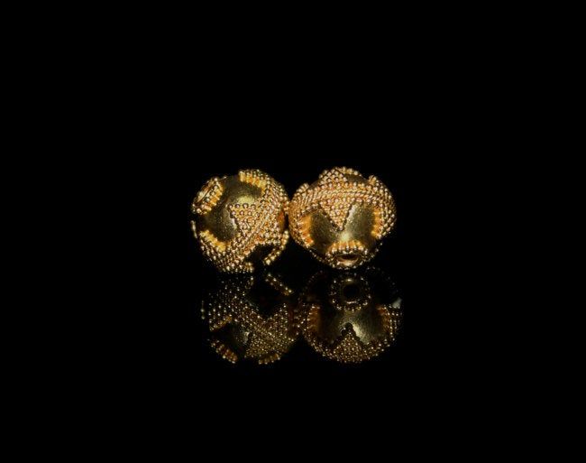 Two superbly handcrafted 22 karat gold vermeil granulation beads. Diameter is 12mm. Hole size is 2mm Weight is 6.3 grams. Hole size is 2mm Don't hesitate to contact me if you have nay questions about the bead-making process here in Bali. Check out our other 22 carat Gold Vermeil beads: https://www.etsy.com/shop/KartiniStudio?section_id=16821428&ref=shopsection_leftnav_5 Gold Oval Beads For Wedding, Gold Earrings With Polished Beads For Wedding, Traditional Gold Earrings With Faceted Beads, Gold Earrings With Spacer And Round Beads, Gold Jewelry With Large Round Beads, Traditional Gold Earrings With Polished Beads, Gold Earrings With Polished Round Beads, Elegant Gold 8mm Beads, Elegant Gold Earrings With Large Beads