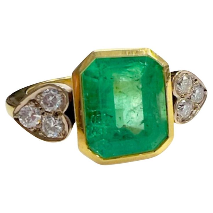 Contemporary ring from the 20th century, crafted in 18k yellow gold and adorned with diamonds and emeralds. Featuring a stunning emerald center cut in AAA emerald cut weighing 4.45 ct, with dimensions of 9.9x7.9x6.40 (originating from Colombia), and complemented by diamonds totaling 0.30 ct with Clarity P . Simmetry VG. Colour grade RW(G) - W(H). With a weight of 9.57 grams and a size of ES 13/ EU 53 / US 6,5, this ring is expertly pavé settings. Includes HRD Antwerp LAB certificate ** IN STOCK* Diamond Color Grade, Contemporary Ring, Vs Diamond, Pave Setting, The 20th Century, Yellow Gold Ring, Emerald Ring, Cluster Ring, Yellow Gold Rings