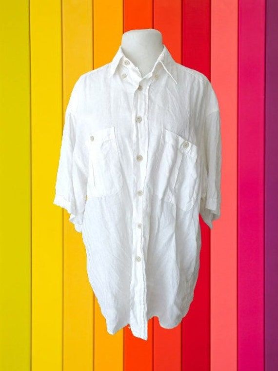 Vintage 90s Botton Down Shirt Linen White Oversized Boyfriend Shirt ,short sleeve top M-XL Underarm to underarm: 61 cm/ 24 in Lenght: 80 cm/ 32 in Sleeve lenght: 28 cm/ 11 in Sholders: 55 cm/ 22 in Recommended for sizes M-XL depending on desired fit. Model is a size medium-large.  Materials: 100% linen Condition: very good vintage condition Defects: none See more like this in my shop:https://www.etsy.com/shop/VintageInsparation?ref=seller-platform-mcnav Summer Shirt With Short Sleeves And Pockets, Classic Oversized T-shirt For Summer, Classic Short Sleeve Shirt For Beach, Oversized Half Sleeve Summer Shirt, Oversized Short Sleeve Shirt With Pockets, White Short Sleeve Tops With Rolled Sleeves, Retro Short Sleeve Camp Shirt With Relaxed Fit, White Relaxed Fit Short Sleeve Camp Shirt, Classic Half Sleeve Shirt For Summer