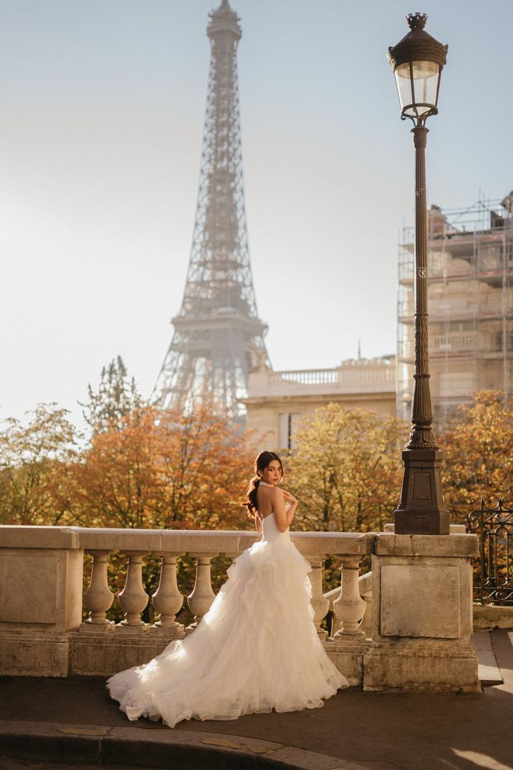 Bridal wearing wedding dress during her Paris pre wedding photoshoot with Eiffel tower Paris Wedding Photos, Blue Green Wedding Theme, France Wedding Dress, Paris Wedding Theme, Honeymoon France, Paris Moodboard, France Photoshoot, Skincare Photoshoot, Eiffel Tower Wedding