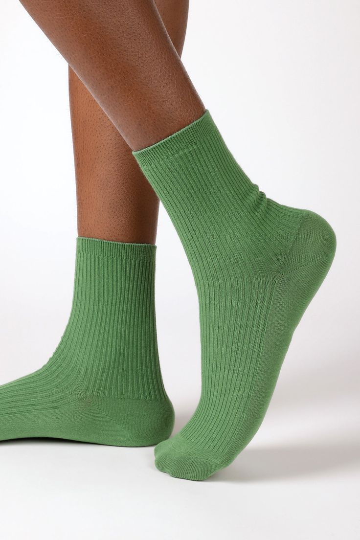 Green classic ribbed socks_1 Trendy Fitted Green Socks, Fitted Solid Color Ribbed Socks, Casual Mid-calf Ribbed Socks, Trendy Ribbed Knee-high Socks For Spring, Spring Ribbed Fitted Socks, Green Stretch Cotton Socks, Ribbed Stretch Socks For Fall, Stretch Ribbed Mid-calf Socks, Trendy Green Fall Socks