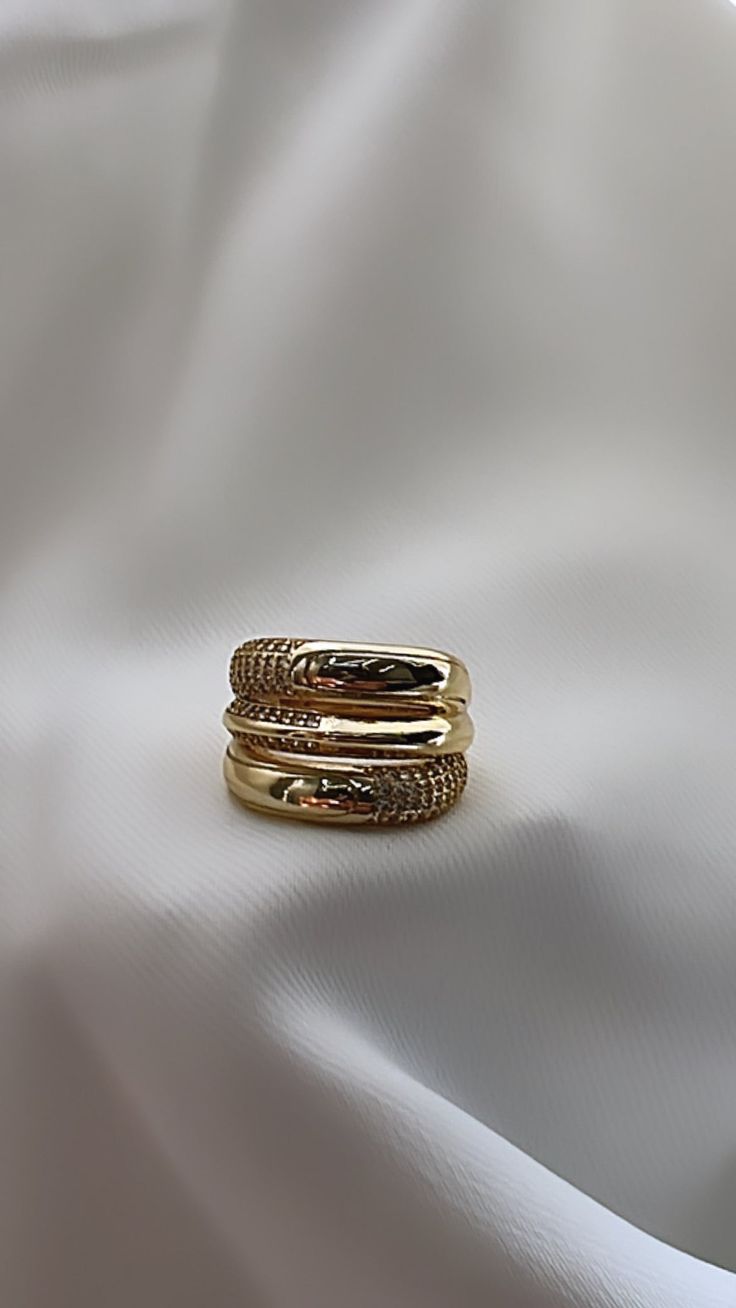 14K gold plated, with fine finish. chapado en oro 14K, con fina terminación. 14k Gold-plated Yellow Gold Rings, 14k Gold Plated Rings, 14k Gold Plated Yellow Gold Rings, 14k Gold Plated Rings For Anniversary, Gold Wide Band Ring In Fine Jewelry Style, Rose Gold Plated Stackable Rings For Promise, Rose Gold Plated Stackable Promise Rings, Gold Plated Stackable Open Ring, Tarnish Resistant Gold Plated Promise Ring