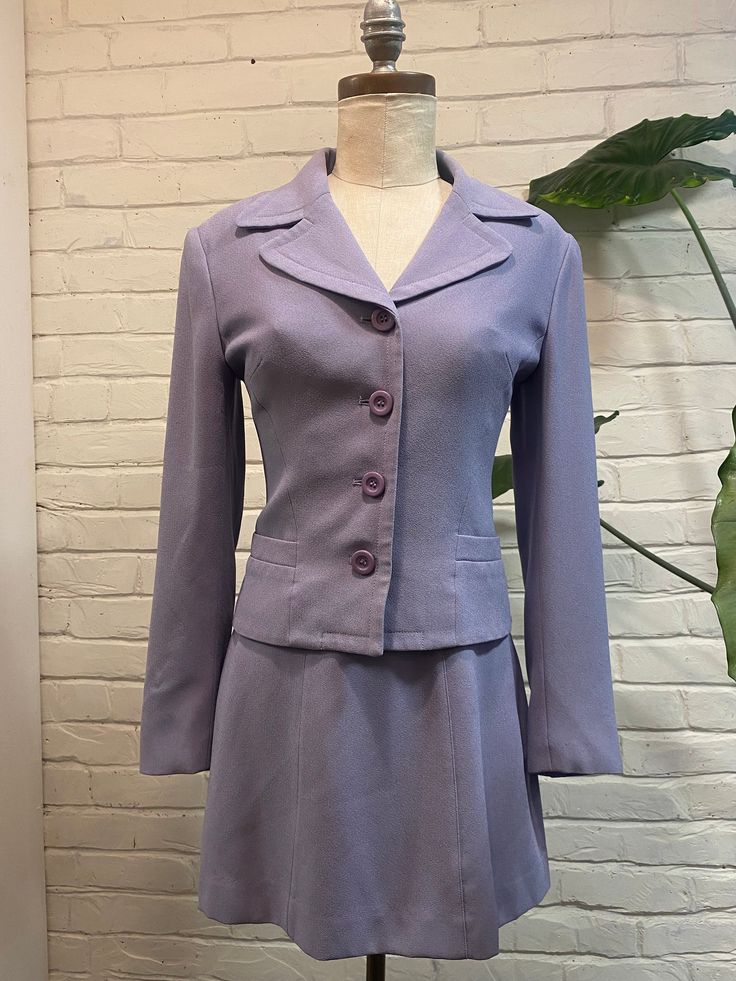 Charming 1990's Lavender vintage suit crafted by Bebe. This mini dress and jacket combo radiates a retro allure. Perfect statement piece of 90's fashion. In great vintage condition Jacket: Bust- 32" Waist- 26" Length- 20 1/2" Shoulders- 15 1/2" Sleeve 21 1/2" Dress:  Bust- 32" Hips-36" Waist- 26" Length- 29 1/2" Size: Extra Small- Small Mini Suit, Mini Suits, Vintage Suit, 90s Jacket, Dress And Jacket, 90's Fashion, Vintage Suits, 90s Fashion, Suits For Women