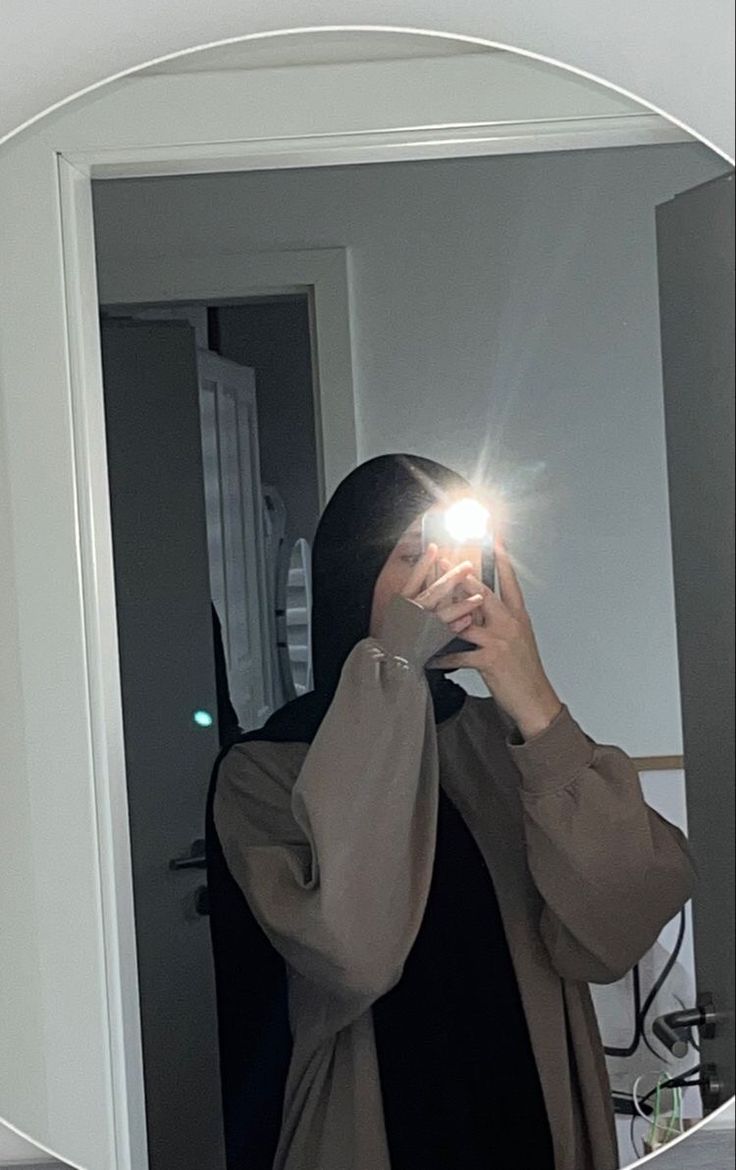 Mirror Selfie Poses Hijab, Hijab Mirror Pic, Hijab Mirror Selfie Aesthetic, Hijabi Mirror Selfie Aesthetic, Hijabi Mirror Pic, Abaya Mirror Selfie, Hijabi Mirror Selfie, Hijab Poses, Aesthetic Selfies