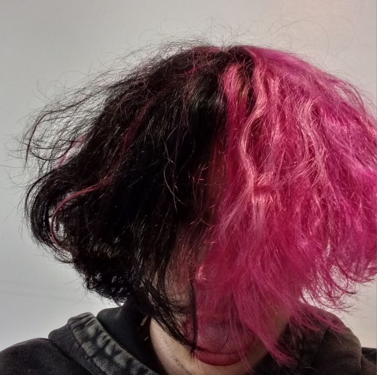 Lil peep split hair Pink Split Dyed Hair, Split Dyed Hair Boy, Pink Split Dye, Split Dye, Split Dyed Hair, Pink Hair Dye, Hair Boy, Grunge Boy, Split Hair