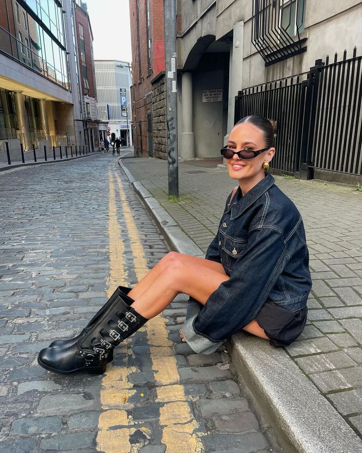 Are you ready for festival season? 🪩 Black Leather Boots Outfit, Casual Uni Outfits, Pink Concert Outfit, Leather Boots Outfit, Fall Jackets Outfit, Leather Street Style, Fall Boots Outfit, Jacket Outfit Women, Denim Jacket Outfit