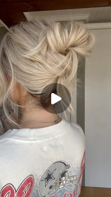 Brides With Shoulder Length Hair, Blonde Messy Bun Aesthetic, How To Put Medium Length Hair Up, Messy Bun Outfit Fall, Quick Easy Hair Updos Medium Hairstyle Ideas, Hair Up Ideas For Medium Hair, Messy Short Hair Updo, Updos For Hot Days Summer Hair, Messy Bun With Medium Length Hair