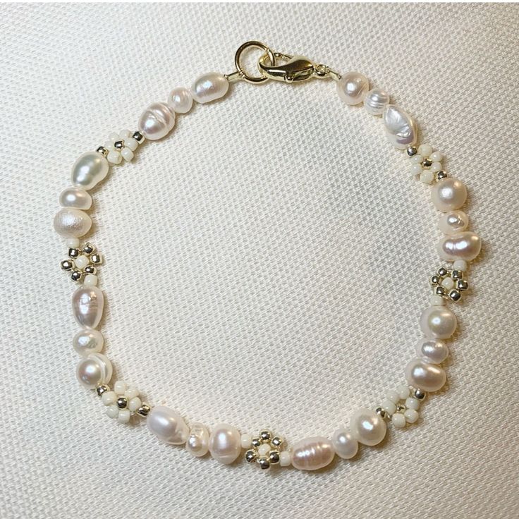 Handmade pearl flower bracelet, vintage style, perfect for a gift or wedding event, danity jewelry Jewelry Lookbook, Fresh Water Pearl, Bracelet Vintage, Pearl Shell, Pearl Flower, Flower Bracelet, Wedding Event, Vintage Stil, Arm Band