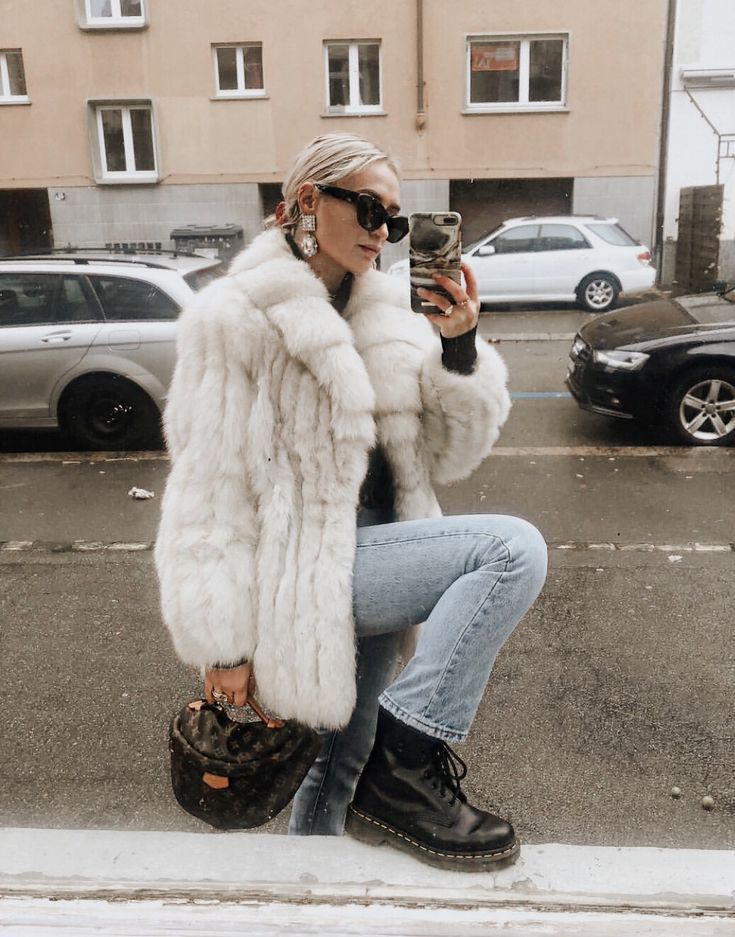 92af93f73faf3cefc129b6bc55a748a9desc45404525ri White Fur Coat Outfit, Fur Coat Outfit Casual, Fur Coat Street Style, Fur Coat Outfits, Faux Fur Coats Outfit, Fur Jacket Outfit, White Fur Jacket, Faux Fur Outfit, Alledaagse Outfit