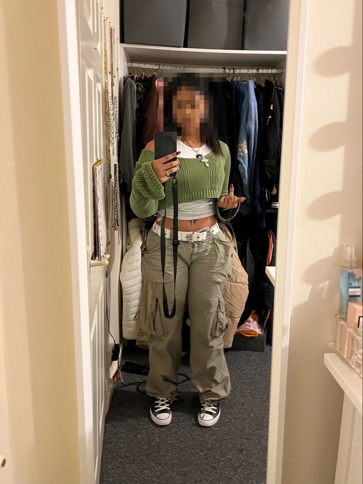 black girl outfit ideas winter hoodie y2k 2000s Cargos And Converse Outfit, Cargo Pants Outfit With Converse, Army Print Cargo Pants Outfit, Converse Outfit Streetwear, Y2k Converse Outfit, Green Outfit Streetwear, Grey Crop Top Outfit, Chunky Converse Outfit, Outfits With Green Cargo Pants