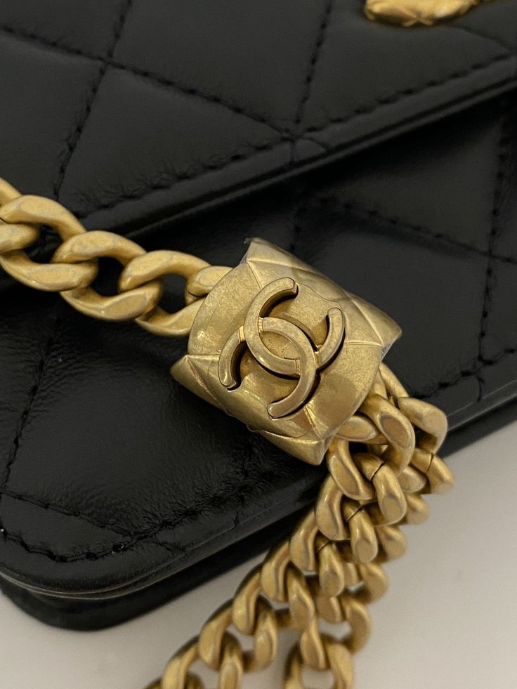 Description CC Wallet With Strap Black For Women, Women’s Bags 6.7in/17cm Rep 1:1 Size: 9.5 × 17 × 3 cm/3.7 × 6.7 × 1.2 inches (height x Length x width) Magnetic lock Gold plated chain The logo is placed in the middle. Includes box, dust bag. This product is of the best quality. Wallet With Strap, Magnetic Lock, Chanel Mini, Mini Bucket Bags, Stylish Handbags, Balenciaga Bag, Bag Light, Chanel Wallet, Evening Clutch Bag