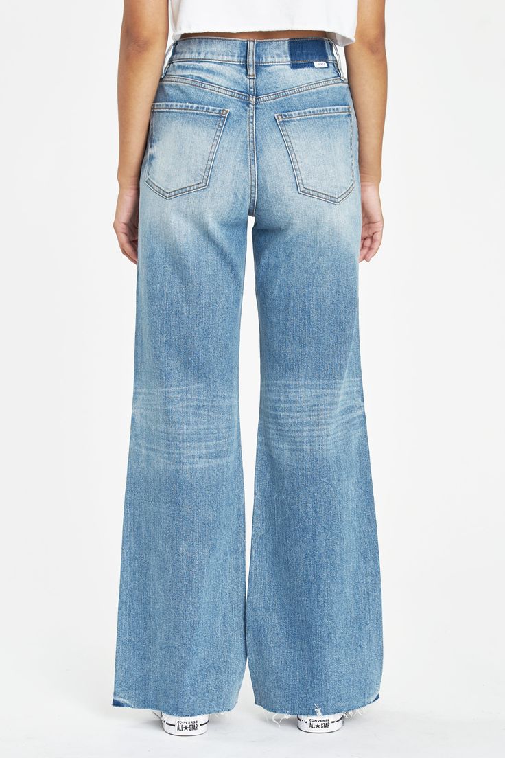 Description: High rise wide leg jean. Material: 65% COTTON 34% ORGANIC COTTON 1% ELASTANE Fools Gold, Bold Dresses, Leather Bustier, Jean Material, High Rise Wide Leg Jeans, Jeans Outfit, Sweaters Knitwear, Wide Leg Denim, Work Attire