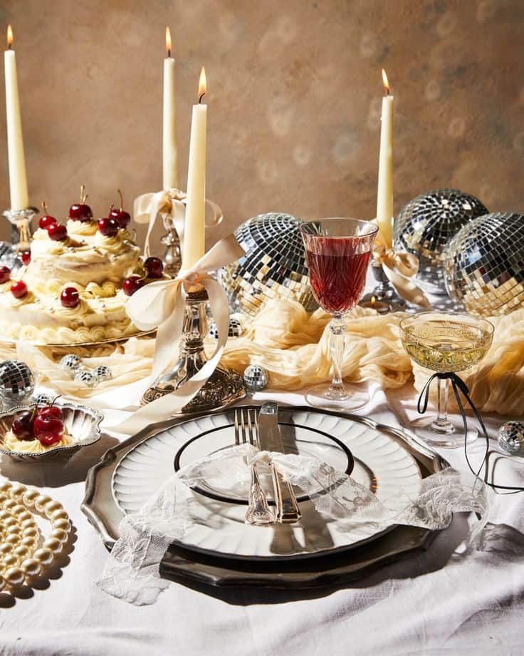 20 New Years Eve Table Settings - Lady Celebrations