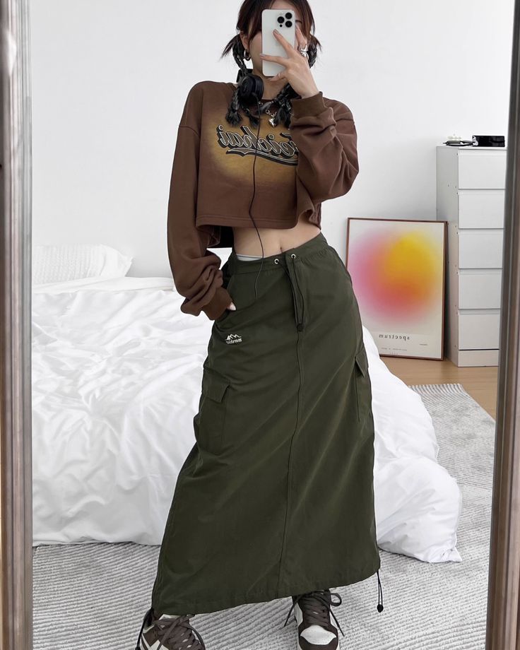 Green Cargo Maxi Skirt Outfit, Comfy Korean Outfits, Cargo Outfits, Cargo Skirt Outfit, Cargo Outfit, Drawstring Skirt, Maxi Skirt Outfits, Embroidered Shoes, Cargo Skirt