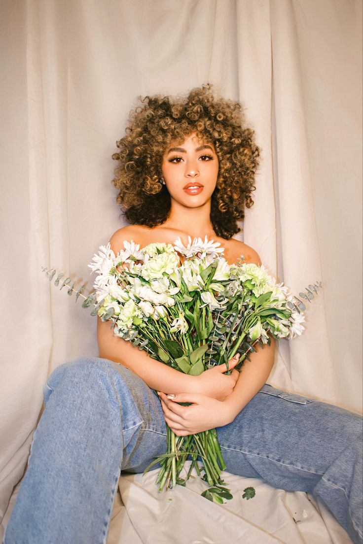 at home flower top photoshoot Shoot Concepts Photoshoot, Flower Tops Photoshoot, Blooming Photoshoot Ideas, Home Photoshoot Instagram, Bed Of Flowers Photoshoot, Photoshoot Outside Ideas Creative, Floral Photoshoot Black Women, Florist Headshots Portraits, Flowers In Photoshoot