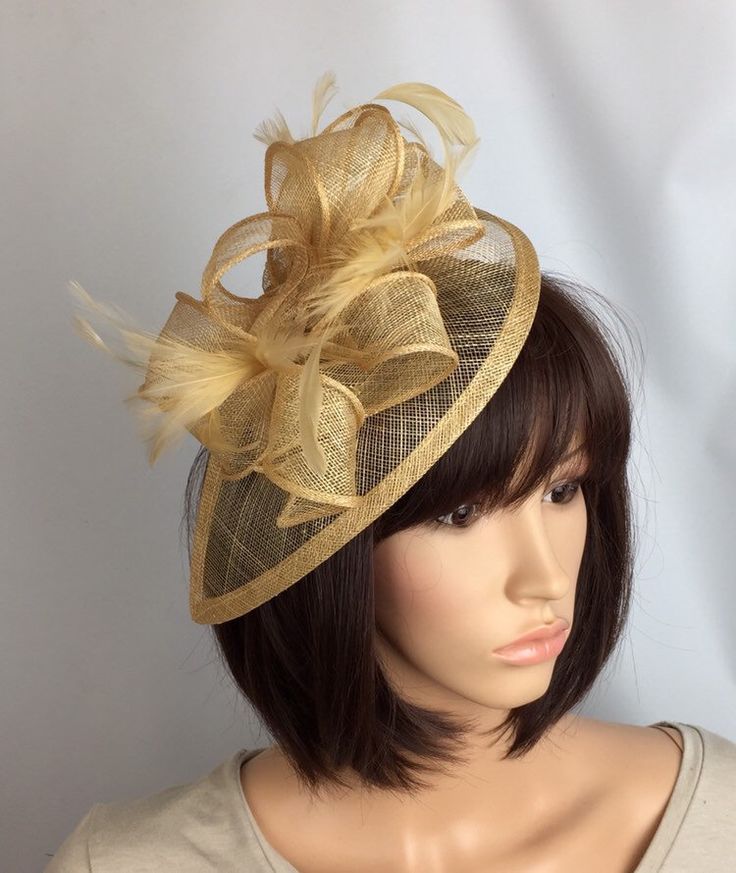 Gold Fascinator Hats, Gold Fascinator For Spring Evening, Spring Gold Fascinator For Races, Gold Summer Formal Fascinator, Spring Races Gold Fascinator, Gold Brimmed Wedding Fascinator, Facinators Wedding Guest Style 2021, Facinator Ideas, Facinators Wedding