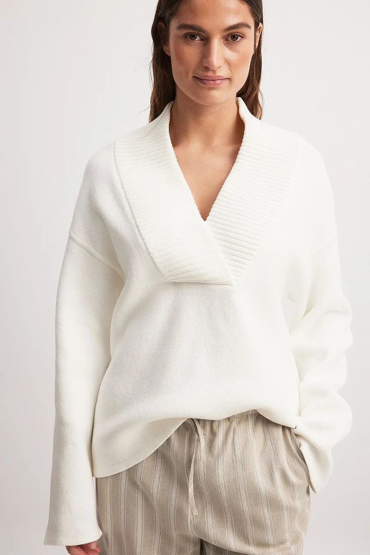 Knitted Sweater Offwhite | NA-KD Elegant White Sweater With Ribbed Neckline, Winter White V-neck Sweater For Fall, Cream Ribbed V-neck Knit Top, Chic V-neck Sweater In Winter White, Elegant White V-neck Winter Sweater, White Fine Knit V-neck Sweater For Winter, White Knit V-neck Sweater, White V-neck Sweater For Layering, White V-neck Knit Sweater