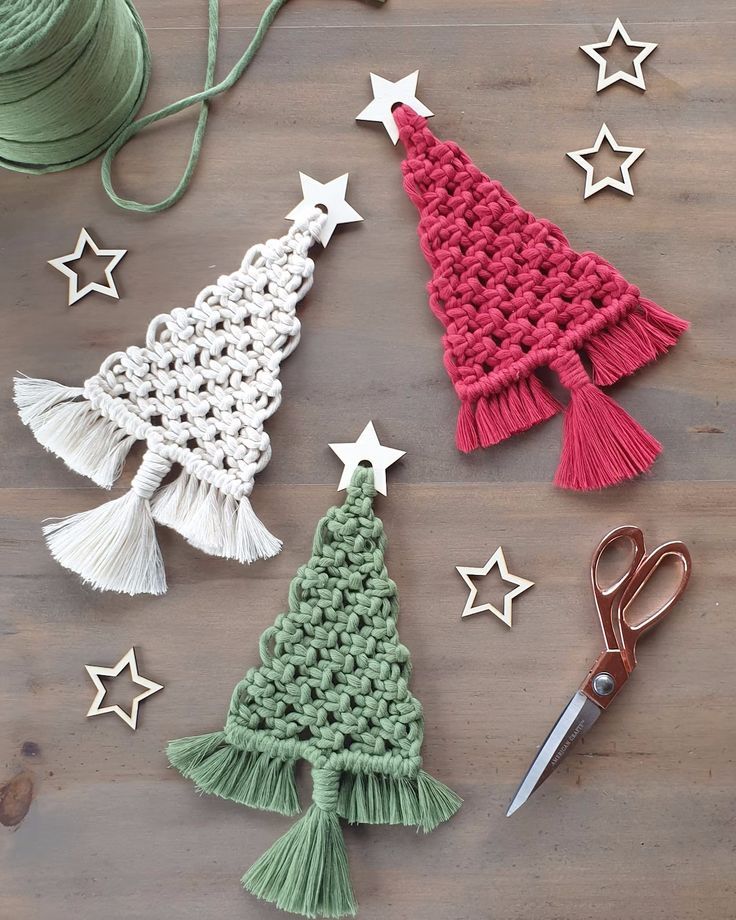 Easy DIY macrame Christmas kit Christmas Tree Wall Hanging, Tree Wall Hanging, Christmas Tree Kit, Christmas Tree Wall, Kit Christmas, Macrame Wall Hanging Diy, Wall Hanging Crafts, Wooden Stars, Macrame Patterns Tutorials