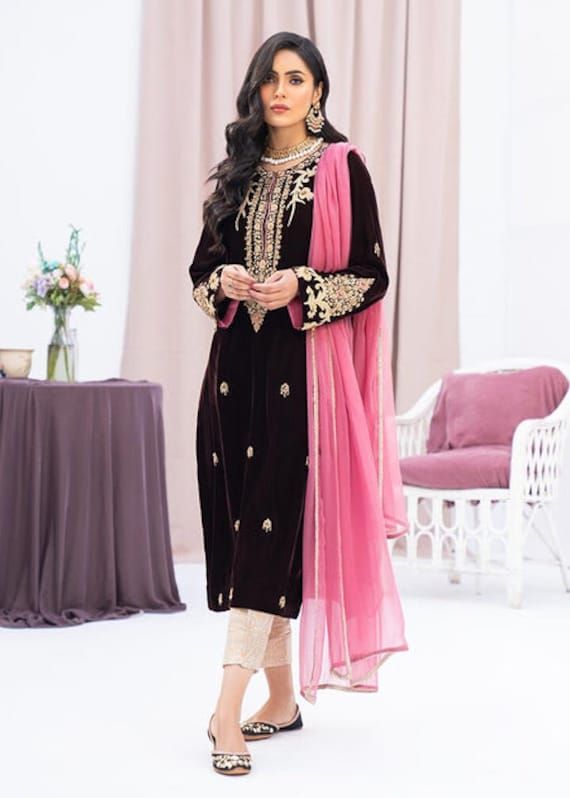 Brown velvet kameez has beautiful zari , sequin and beads embroidery over the front and sleeves,it has beautiful pink organza dupatta with full gold brocade straight pant. ✨If you want any changes in the outfit please contact us we will guide you as per your preference. ✨We assure you that we use only high quality fabric and threads to make any dress and you won't face any problem regarding fabric.  ✨We take little longer time for manufacturing the garment as this is custom made dress and we take utmost care while manufacturing, so that our customers gets full satisfaction when they receive  the dress. Your patience is important. 🌸Care Instructions Dry clean only Velvet Kameez, Velvet Salwar Kameez, Indian Formal Dresses, Velvet Salwar, Pakistani Salwar Suit, Velvet Kurti, Salwar Kameez Pakistani, Suit Brown, Zardozi Work