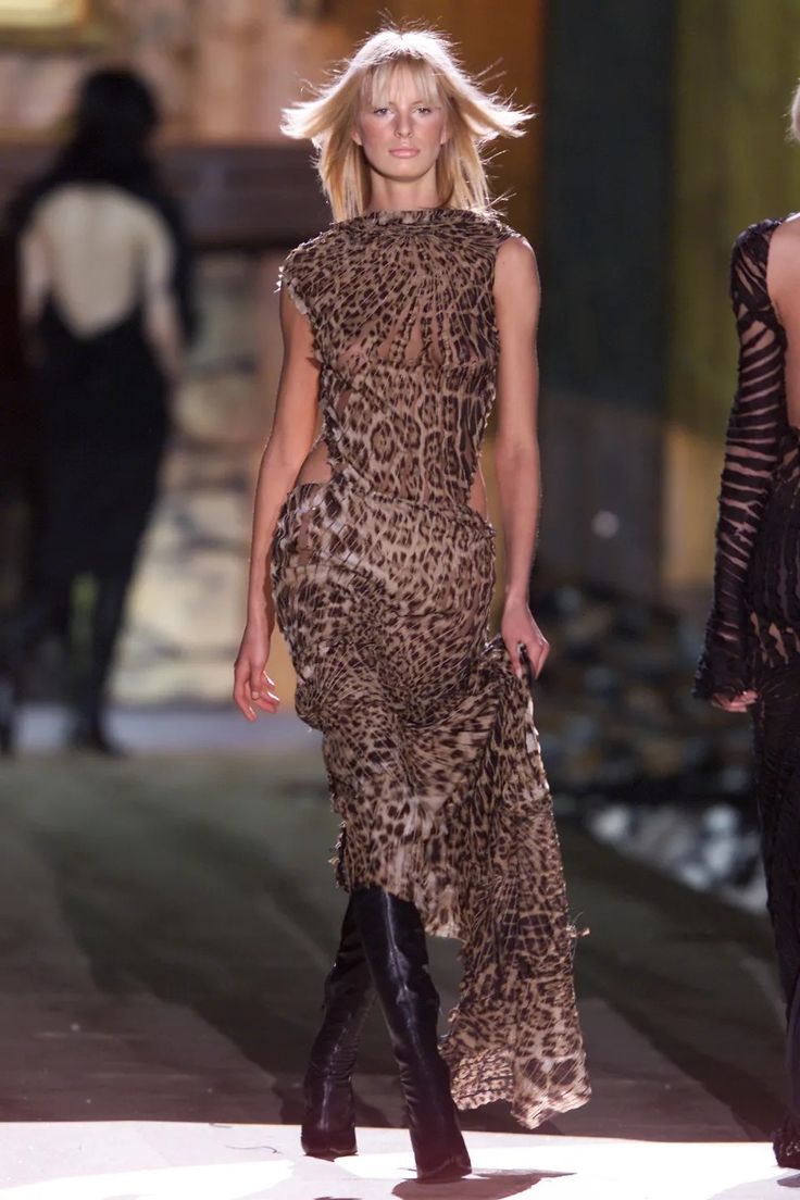 Roberto Cavalli Fall 2001 Ready-to-Wear Roberto Cavalli Dress, Cavalli Dress, Runway Fashion Couture, Animal Print Fashion, Nyc Fashion, 2000s Fashion, Mode Inspiration, Couture Collection, Roberto Cavalli