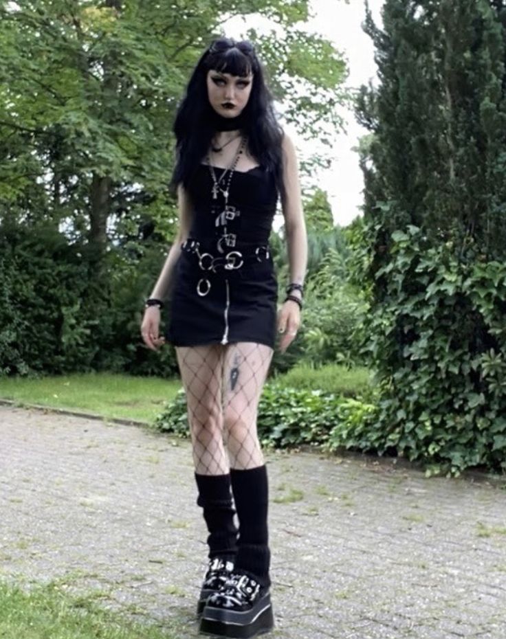 Goth First Date Outfit, Goth Streetwear Aesthetic, Club Outfits Goth, Goth Outfits Shorts, Outfit Ideas Summer Goth, Summer Trad Goth Outfits, Goth Outfits Concert, Relaxed Goth Outfit, Cute Goth Summer Outfits