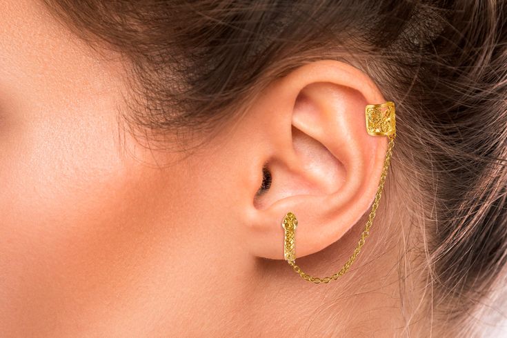 Handmade, ethically sourced Ear Cuff For the indigenous tribes, the jungle is home. A sacred place that they respect and that gives them everything they need. These earrings are in honor of the beautiful and abundant Colombian jungle. A good amulet for abundance. Materials: Filigree (ancestral jewelry technique) made with a bronze structure and 24K gold-plated copper wires & glass Wired Glass, Indigenous Tribes, Jewelry Techniques, Fresh Design, Home A, Copper Wire, Fashion Brand, Ear Cuff, Gold Plate