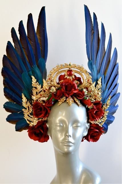 Macaw Feathers, Idee Cosplay, Gambar Figur, Fantasy Costumes, Chi Chi, Tiaras And Crowns, Fantasy Clothing, Fantasy Fashion, Mode Inspiration