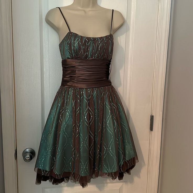 Style 10126, Nwt, Short With Beautiful Overlay. Homecoming Dresses 90s Inspired, Coro Dresses Short, 2000s Dresses Formal, Winter Formal Short Dresses, 2000s Hoco Dress, 90s Hoco Dresses, Ava Core, Clothes Makeover, Ghost Aesthetic