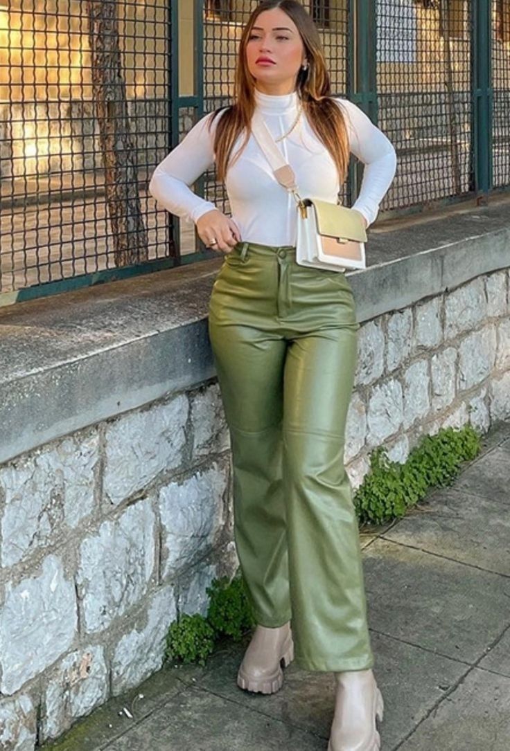 Green Leather Pants Outfit Winter, Leather Pants Outfit Winter, Outfit Navidad, Outfit Pantalon, Vintage Chic Fashion, Fits Ideas, Leather Pants Outfit, Girls Outfits, Green Pants