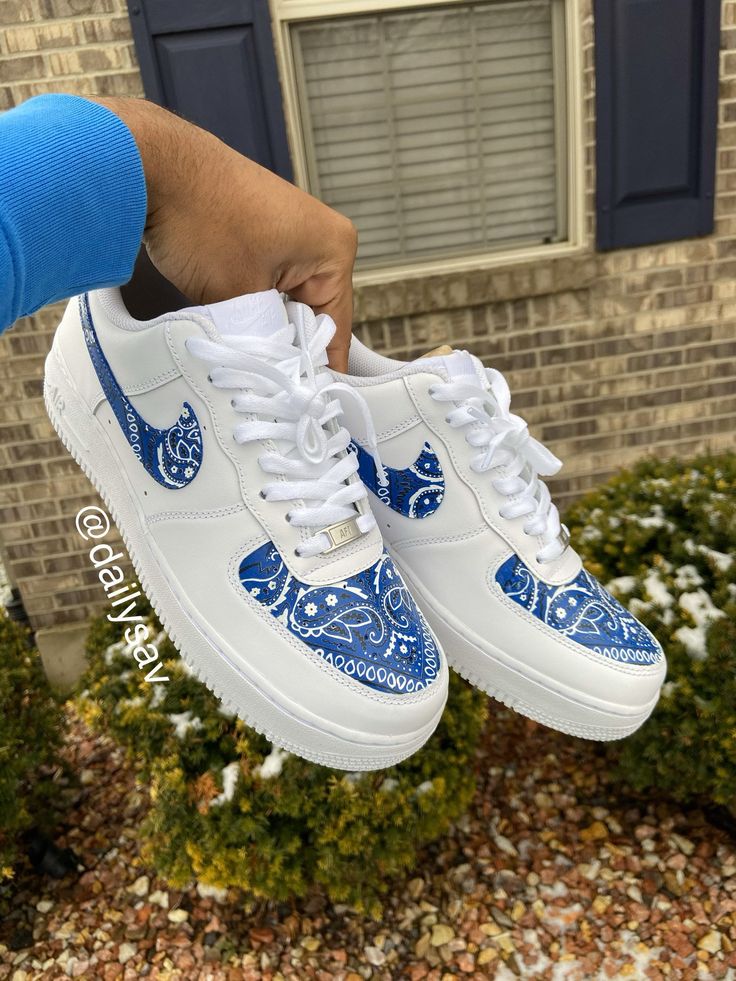 Hand Painted Custom Air Force 1 Bandana (contact for other color options) in a full size run. Products are made to order and price includes the shoe and custom work. Product is created using Acrylic Leather Paints specifically designed for these sneakers and is sealed with an acrylic finisher for a waterproof finish. Feel free to contact me for specific color wants and if rush ordering is needed! Happy Shopping. - These shoes are not recommended for daily wear if you are trying to uphold the complete look!  - These shoes are hand painted and sealed with an acrylic finisher so they paint is very sturdy BUT this DOES NOT mean the shoes are INDESTRUCTIBLE . Continuous daily use of these shoes can, over time, cause deep creasing and eventually may lead to cracking of the paint.  - Once again, Nike Shoes Blue, Custom Sneakers Diy, Custom Shoes Diy, Nike Shoes Air Force, Blue Bandana, White Nike Shoes, Nike Shoes Girls, Nike Fashion Shoes, Jordan Shoes Girls